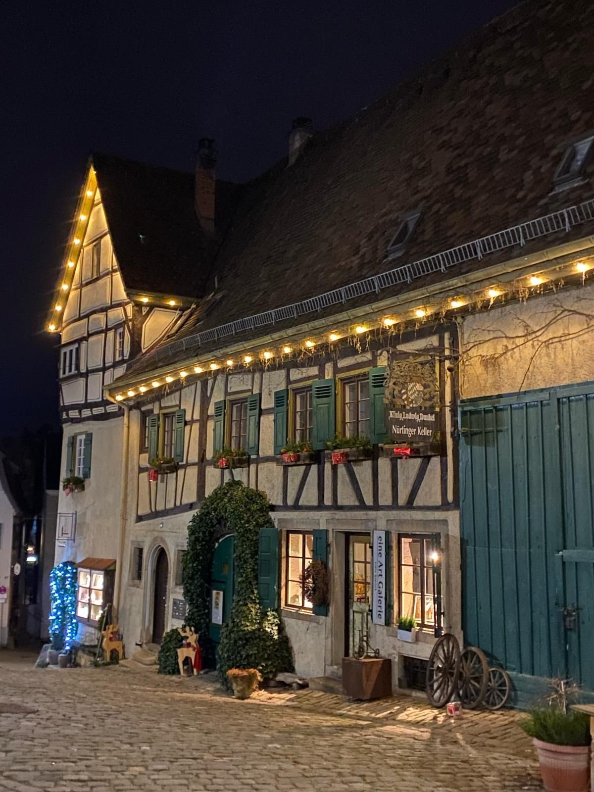 Der Nürtinger Keller mit Fachwerk und warmen Lichtern am Abend
